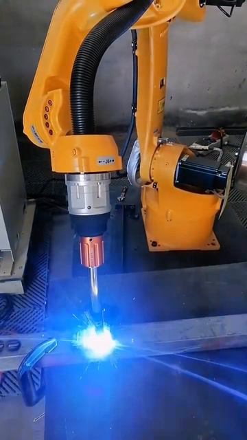 Робот сварщик #shorts #роботы #манипулятор #роботы #будуще смотреть онлайн