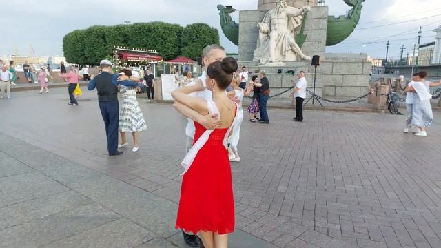 Танцы под открытым небом в Санкт-Петербурге. Все желаю