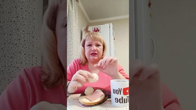 Мукбанг! Сніданок! Накладанець з маслом і ковбасою! Ла?