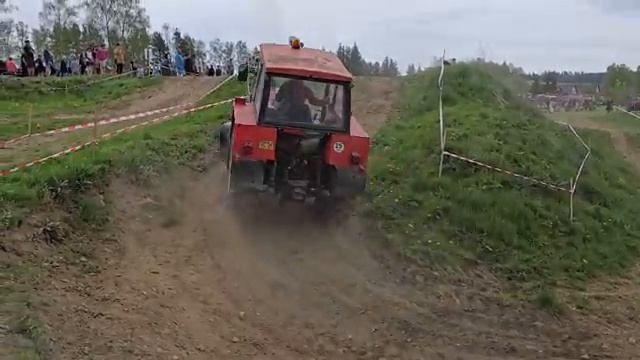 БЕШЕНЫЕ ГОНКИ на ТРАКТОРАХ по ГРЯЗИ!💥 Трюки, заносы и мощь | Трактор-драг | Mud Tractor Racing смотреть онлайн