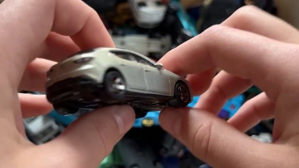 Марк открывает Hot Wheels и называет все марки машин