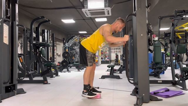 Разгибание бедра в кроссовере с большим углом ( ягоди? смотреть онлайн