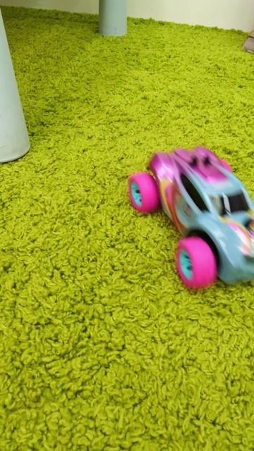 Быстрая, яркая, с зайчиком на корпусе — это машинка Kaya! 🏁🐇 #игрушкидлядевочек #машинкидлядетей смотреть онлайн