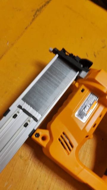 Аккумуляторный нейлер 20в 15-50мм INGCO CBNLI2028 смотреть онлайн