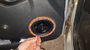 Замена  динамиков в передних дверях  в Lada Granta на DL Audio Gry