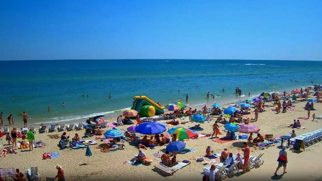 ПЛАВАТЕЛЬНОГО КУПАТЕЛЬНЫЙ СЕЗОН В ЕВПАТОРИИ В КРЫМУ ОТКРЫЛСЯ 4, 5, 6 ИЮНЯ КОГДА ВОДА БЫЛА ЧИСТОЙ.