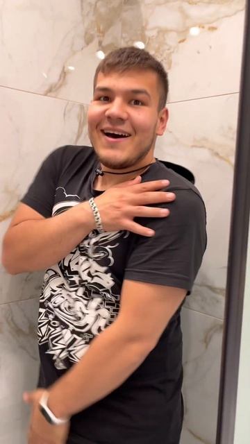 Тщательно выбирает😂🛁🧴#ванная#магазин#семья смотреть онлайн