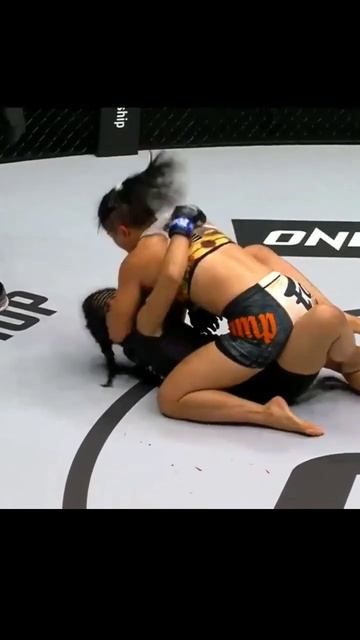 Эта девушка уложит даже мужчин! #shorts смотреть онлайн