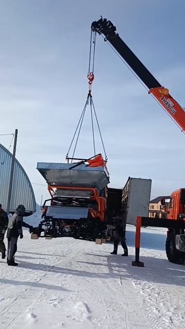 Выгрузка самоходного опрыскивателя "Туман-3" в Октябрь смотреть онлайн