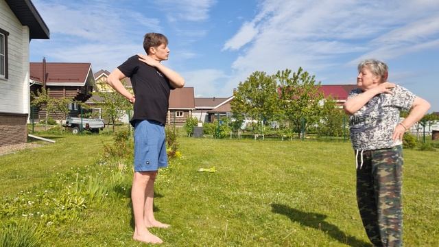 Зарядка с мамой. Лимфодренаж, растяжки, вращения. 26.05.24 смотреть онлайн