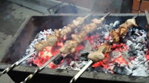 Жарка шашлыка на мангале без отверстий. #шашлык #food #ба?