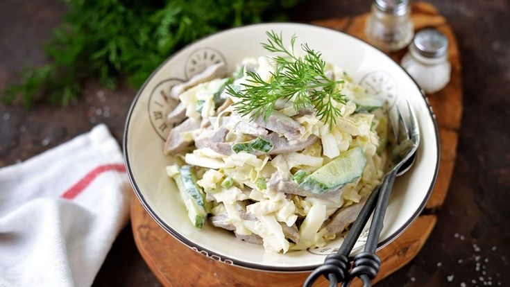 САЛАТ С ПЕКИНСКОЙ КАПУСТОЙ, ОГУРЦОМ, ЯЙЦОМ И СОУСОМ смотреть онлайн