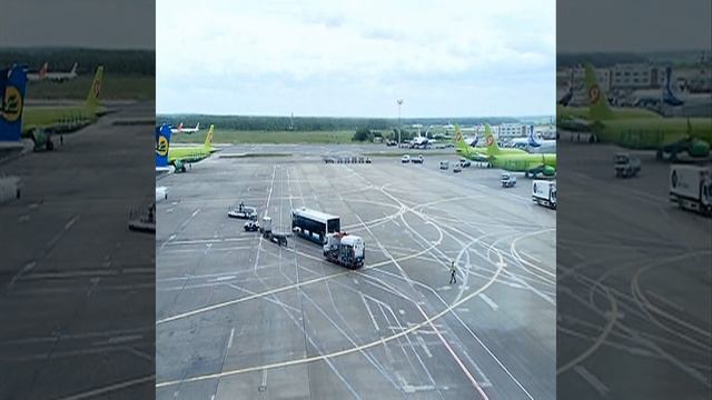 Следовавший в Дубай самолет экстренно сел в Москве из- смотреть онлайн