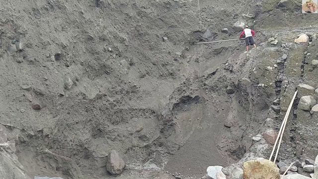 Строительство, шахтёры сбивают песок со стен карьера смотреть онлайн