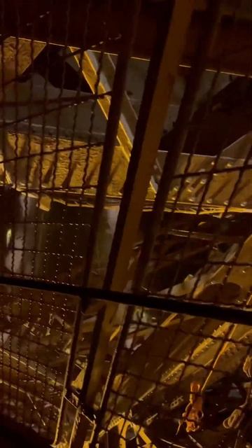 Спуск с Эйфелевой башни по лестнице🗼Холод пробирает? смотреть онлайн