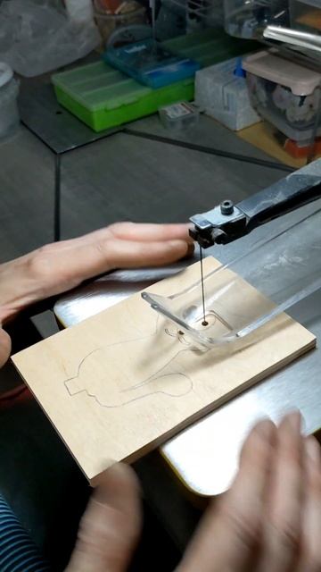 Выпиливаем кота из фанеры на лобзиковом станке Proxxon DSH смотреть онлайн