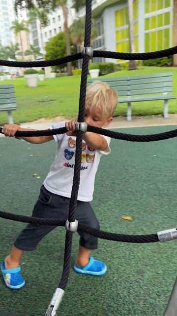 Маленький мальчик веселится на детской площадке. Весе