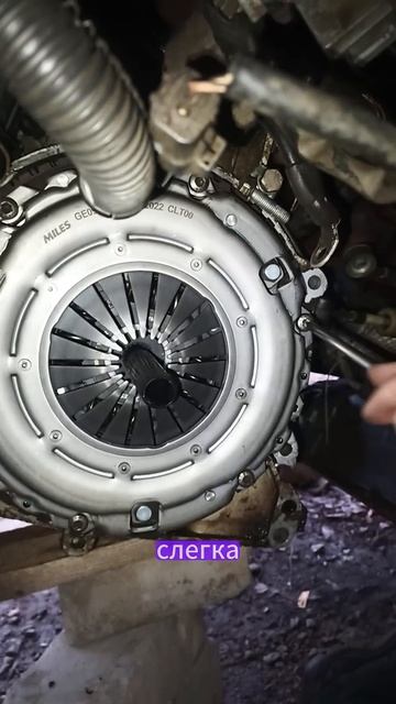 Как от центровать диск сцепления #automobile #shots #ремонт #то смотреть онлайн