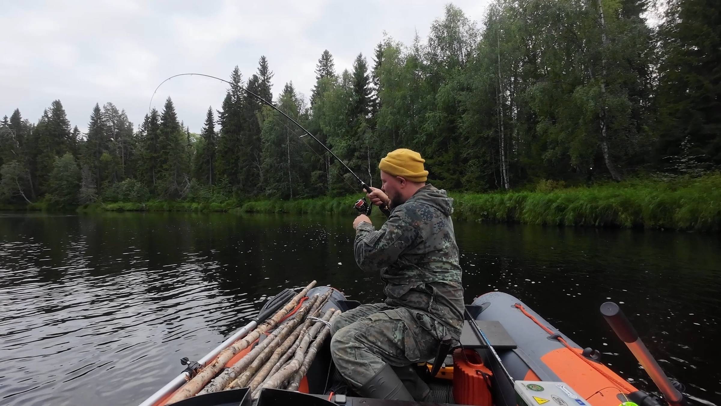 ТАЁЖНЫЕ ЩУКИ НА ДИКОЙ РЕКЕ. ЗАЦЕПИЛ ЛЮТУЮ ЩУКУ. РЫБАЛКА С ЛОДКИ НА ЛЕСНОЙ РЕКЕ. ОБАЛДЕЛ ОТ ТАКОГО смотреть онлайн
