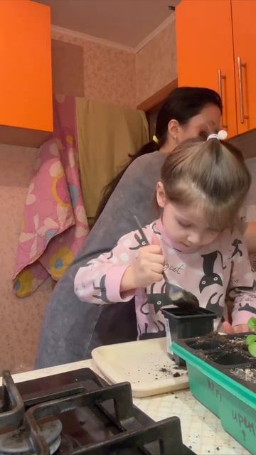 Пересадка цветов с дочей