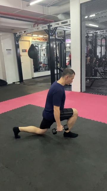 Выпады вперед с гантелями снизу смотреть онлайн