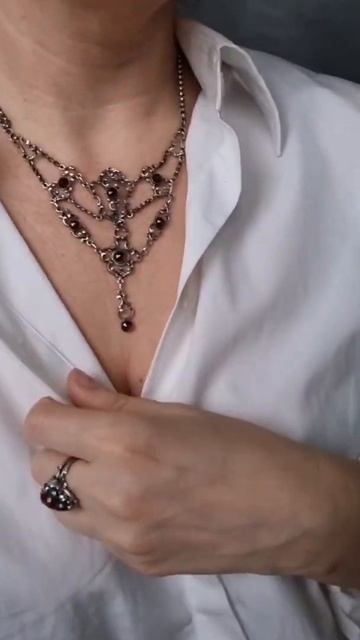 Женстенное серебряное колье с натуральными гранатами смотреть онлайн