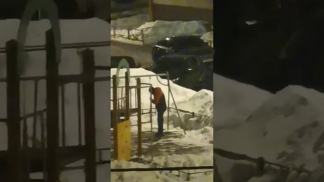 мужик зимой облизывает качели смотреть онлайн