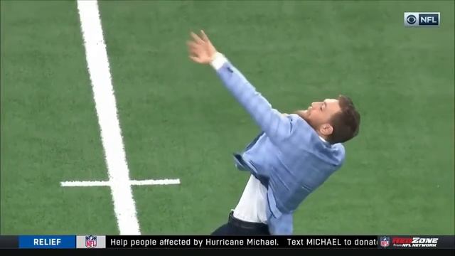 Conor McGregor Throws a Football | Конор бросает МЯЧ смотреть онлайн