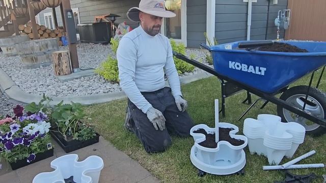 Начали работы во дворе и огороде. Сажаем цветы и грядк? смотреть онлайн