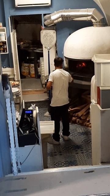 #shorts Как готовят пиццу в печи?! В Неаполе можно с улицы ? смотреть онлайн