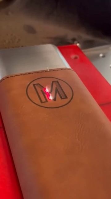 Гравировка на эко коже #shorts #залипательноевидео смотреть онлайн