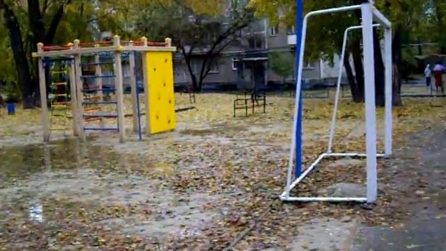 детская площадка в лужах не выровнена поверхность смотреть онлайн