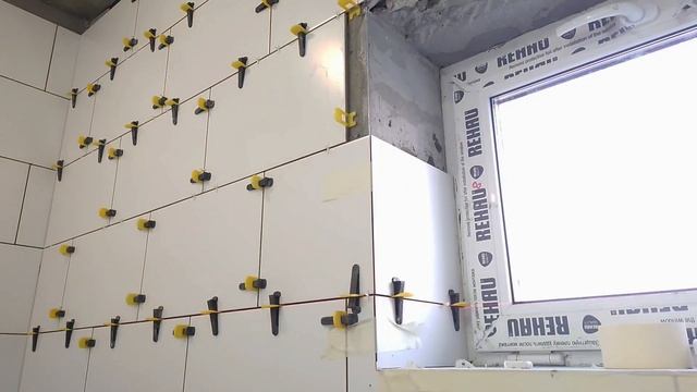 Укладка плитки вокруг окна.