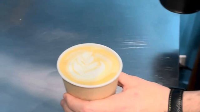 Работа бариста в кофейне  латте арт и кофе  капучино