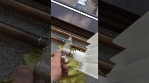 Замена углового крана на радиаторе отопления.
