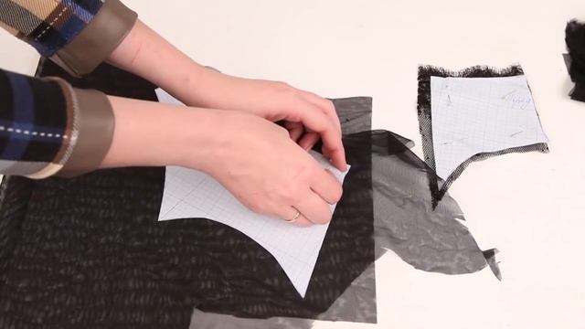 Раскрой пояса для чулок из эластичного кружева и сетки.