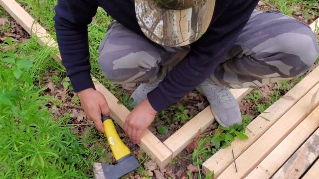 С ПОМОЩЬЮ ТОПОРА🪓 И КРИВЫХ РУК СТРОЮ ЗЕМЛЯНКУ🛖👋 Пр?