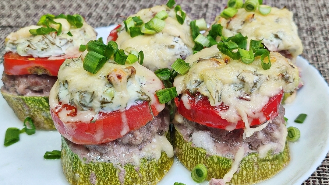 Кабачки с фаршем ,помидорами и сыром. Запечённые в духовке. смотреть онлайн