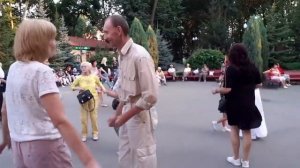 ИНТЕРЕСНЫЙ МОМЕНТ! ТАНЦЫ В ПАРКЕ ГОРЬКОГО ХАРЬКОВ