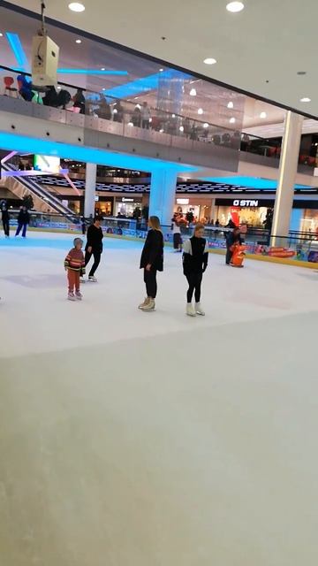Ледовый каток в ТЦ "Калейдоскоп" (г.Москва) смотреть онлайн