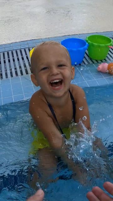 Весёлое время в воде с малышом. Любите ли вы нырять под смотреть онлайн