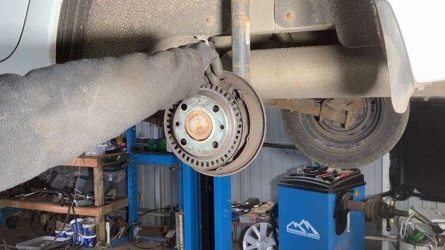 ЗАМЕНА ЗАДНИХ ТОРМОЗНЫХ КОЛОДОК ЛАДА ГРАНТА С ABS.РЕГУЛ