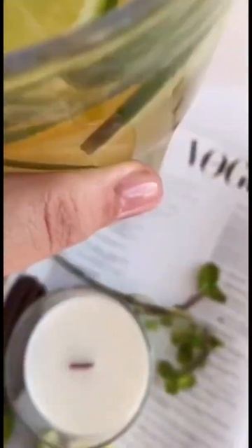 Ароматическая свеча в стеклянном стакане с деревянны? смотреть онлайн