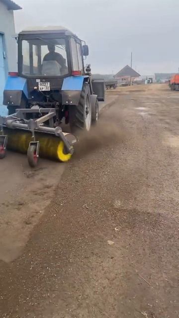 Мтз 82 с коммунальной щеткой #рек #рекомендации #мтз #ще? смотреть онлайн