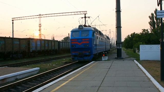 вышел на станцию Апостолово снять смену тяги 2ТЭ10Ут-0074 на ЧС7-132 ели успел смотреть онлайн