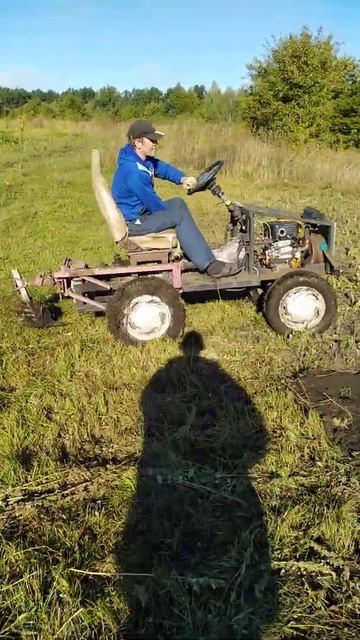 Самодельный трактор! Выпахиваем картофель!