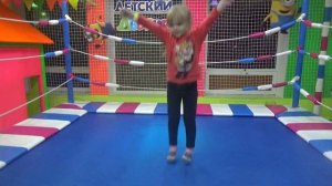 Как Лера и Маргарита делят игрушки на детской площадк?