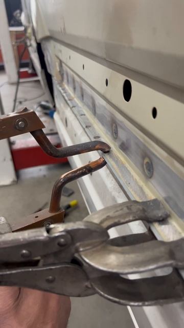 Прихватка крыла точечной сваркой!!! смотреть онлайн