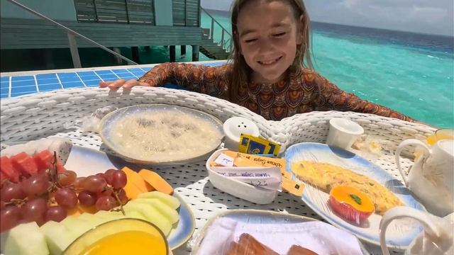 Завтрак в бассейн Мальдивы смотреть онлайн