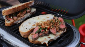 Сэндвич со стейком и соусом чимичурри